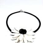 Made by Ester halsband vit blomma