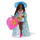 Barbie -resedocka med strandkläder, Extra Fly, hatt och tropisk sarong med stor väska, HPB14