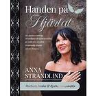 Anna Strandlind: Handen på hjärtat