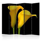 Arkiio Rumsavdelare Two Yellow Calla Flowers On A Black Background II 225x172 cm A3-PARAVENTtc2074