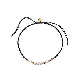 Stine A. Candy White Forest Snöre Armband Med Sötvattenspärlor Och Sten 3195-02-OS